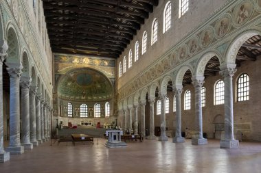 Ravenna, İtalya. 28 Temmuz 2020. Sınıftaki Sant 'Apollinare Bazilikası içindeki panoramik manzara 