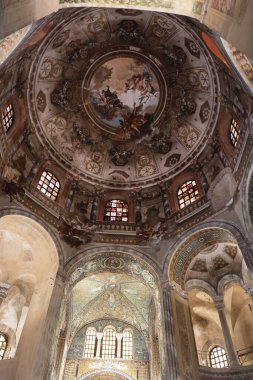 Ravenna, İtalya. 28 Temmuz 2020. St. Vital Bazilikası iç mekan manzaralı.
