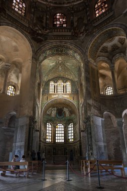 Ravenna, İtalya. 28 Temmuz 2020. St. Vital Bazilikası iç mekan manzaralı.