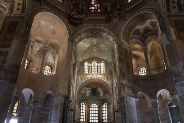 Ravenna, İtalya. 28 Temmuz 2020. St. Vital Bazilikası iç mekan manzaralı.