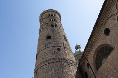 Ravenna, İtalya. 28 Temmuz 2020. Efendimiz İsa Mesih 'in diriliş katedralinin eski çan kulesi.