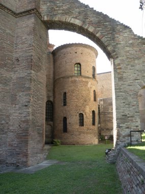 Ravenna, İtalya. 28 Temmuz 2020. St. Vital Bazilikası 'nın dış görünüşü