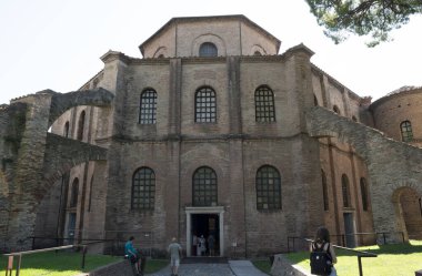 Ravenna, İtalya. 28 Temmuz 2020. St. Vital Bazilikası 'nın dış görünüşü