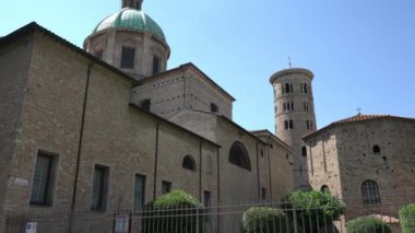 Ravenna, İtalya. 28 Temmuz 2020. Neon Vaftizinin dış görünüşü.