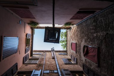 Ferrara, İtalya. 6 Ağustos 2020. İtalya, Ferrara 'nın merkezindeki tarihi binaların ön cephesinin alt görüntüsü.