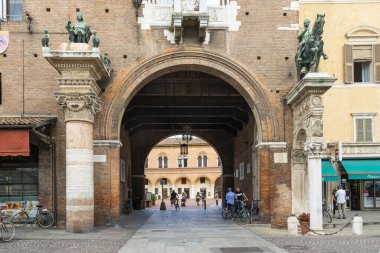 Ferrara, İtalya. 6 Ağustos 2020. İtalya, Ferrara 'da at suratlı heykel ile kasaba meydanına giriş kapısı manzarası.