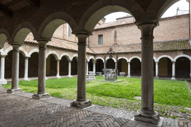 Ferrara, İtalya. 6 Ağustos 2020. İtalya, Ferrara 'daki Katedral Müzesi' nin iç avlusu.