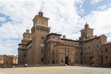 Ferrara, İtalya. 6 Ağustos 2020. Şehir merkezindeki Este Kalesi 'nin panoramik görüntüsü. 14. yüzyıldan kalma özel odaları ve bir şapeli, hapishane ve müzesi olan bir kale.