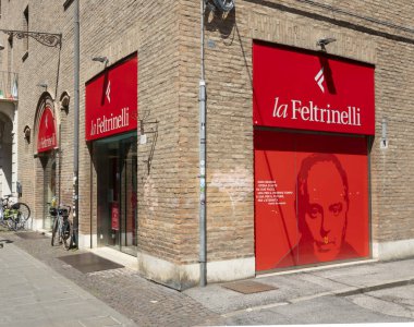 Ferrara, İtalya. 6 Ağustos 2020. İtalya 'nın Ferrara kentindeki La Feltrinelli marka mağazasının vitrininde.