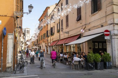 Ferrara, İtalya. 6 Ağustos 2020. İnsanlar İtalya 'nın Ferrara kentindeki Mazzini caddesi boyunca yürüyorlar.