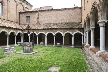 Ferrara, İtalya. 6 Ağustos 2020. İtalya, Ferrara 'daki Katedral Müzesi' nin iç avlusu.