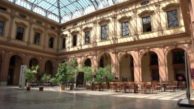 Ferrara, İtalya. 6 Ağustos 2020. Şehir merkezindeki tarihi bir binanın iç avlusu.