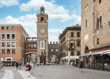 Ferrara, İtalya. 6 Ağustos 2020, İtalya, Ferrara 'daki katedral meydanındaki saat kulesi.