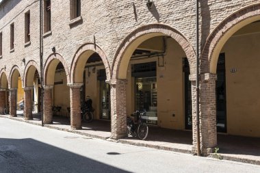 Ferrara, İtalya. 6 Ağustos 2020. Şehir merkezindeki tarihi binaların manzarası.