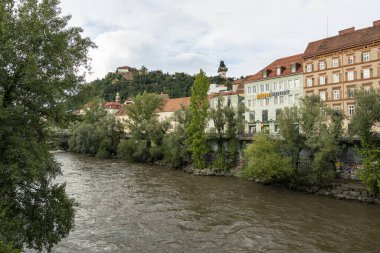 Graz, Avusturya. 20 Ağustos, Mura nehrinin manzarası şatosu ve saat kulesi arka planda... 