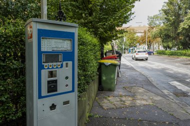 Graz, Avusturya. Ağustos, 2020. Şehir merkezinde bir caddede park ödeme makinesi.
