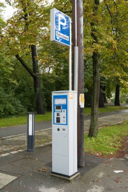 Graz, Avusturya. Ağustos, 2020. Şehir merkezinde bir caddede park ödeme makinesi.