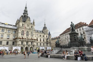 Graz, Avusturya. 20 Ağustos, tarihi şehir merkezindeki Hauptplaz meydanının panoramik görüntüsü