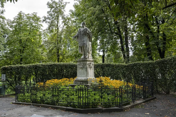 Graz, Avusturya. 2020 Ağustos 'unda şehir merkezindeki Stadtpark' ta Alexander Anton Grafen von Auersperg 'in heykeli.