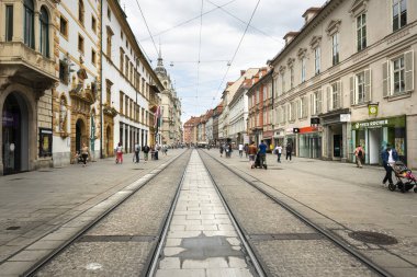 Graz, Avusturya. Ağustos 2020. Bazı gençler şehir merkezindeki Herrengasse caddesinde buluşuyorlar.
