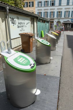 Graz, Avusturya. 20 Ağustos. Şehir merkezindeki bir caddede ayrı bir çöp toplama konteynırı.
