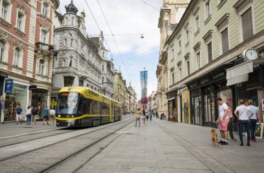 Graz, Avusturya. Ağustos 2020. Bazı gençler şehir merkezindeki Herrengasse caddesinde buluşuyorlar.