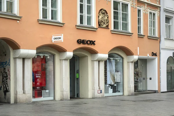 Graz Avusturya Ağustos 2020 Şehir Merkezindeki Geox Marka Mağaza Vitrinlerinin — Stok fotoğraf