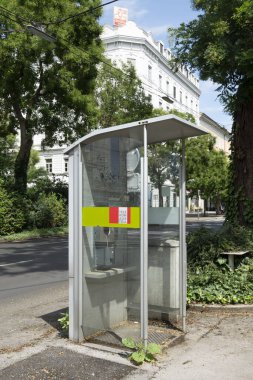 Graz, Avusturya. 20 Ağustos, Avusturya telefon kulübesi şehir merkezinde bir caddede.