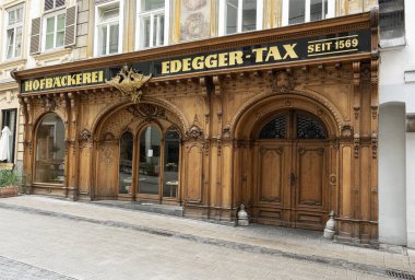 Graz, Avusturya. 20 Ağustos. Şehir merkezindeki bir binada tipik kaydedilmiş ahşap bir kapı.