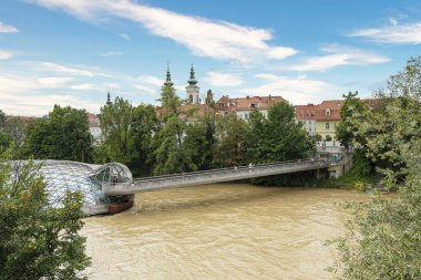 Graz, Avusturya. Ağustos 2020. Nehirdeki Mur yapısındaki adanın manzarası.