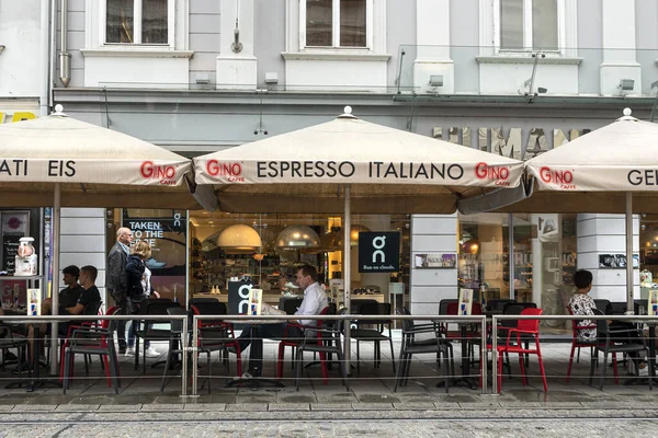 Graz Austria August 2020 Some People Sitting Tables Bar Street — Stock Photo, Image