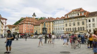 Graz, Avusturya. 20 Ağustos. Tarihi şehir merkezindeki Hauptplaz Meydanı 'nın panoramik hızlandırılmış görüntüsü.