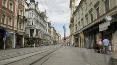 Graz, Avusturya. 20 Ağustos. Gün batımında Herrengasse caddesinin hızlandırılmış panoramik görüntüsü.