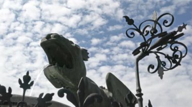 Klagenfurt, Avusturya. 20 Ağustos. Nueuer Meydanı 'nın ortasında Lindwurm Çeşmesi' nin ejderha heykeli.
