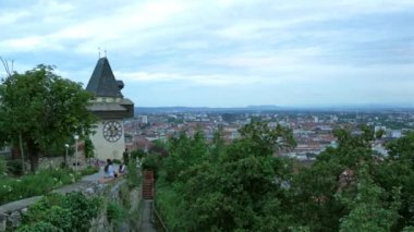 Graz, Avusturya. Ağustos 2020. Gün batımında saat kulesinin manzarası.