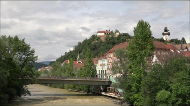 Graz Ausztria Augusztus 2020 Kilátás Mura Folyóra Várral Óratoronnyal Háttérben — Stock videók