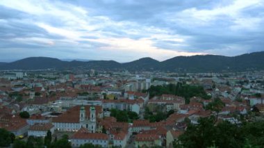 Graz, Avusturya. Ağustos 2020. Gün batımında şehrin panoramik görüntüsü