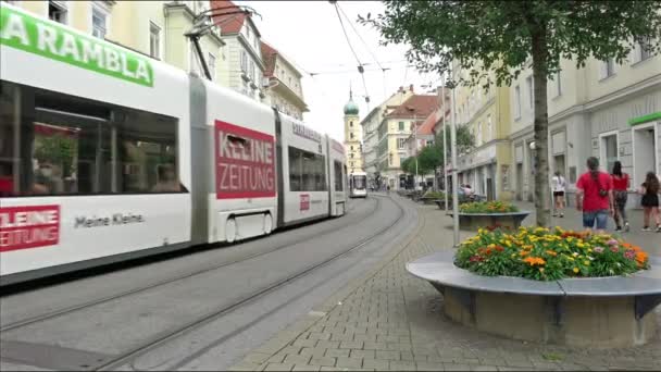 Graz Rakousko Srpen 2020 Pohled Tramvaj Projíždějící Centru Města Ulici — Stock video