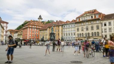 Graz, Avusturya. Ağustos 2020. Şehir merkezindeki Hauptplatz Meydanı 'nın hızlandırılmış görünümü