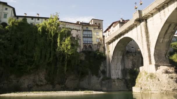 비달델 이탈리아 August 2020 촬영으로 마나스 가로지르는 다리의 모습은 악마의 — 비디오