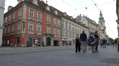 Graz, Avusturya. Ağustos 2020. Şehir merkezinde Herrengasse caddesinde yürüyen insanlar var.