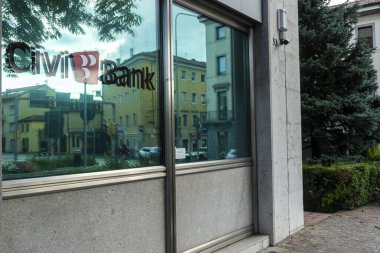 Udine, İtalya. 2 Eylül 2020. Şehir merkezindeki Sivil Banka şubesinin vitrininde leke var.