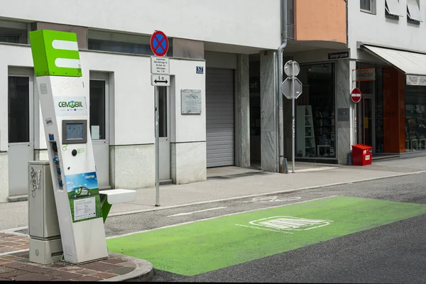 Klagenfurt, Avusturya. 16 Ağustos 2020. Şehir merkezindeki bir caddede elektrikli araç şarj istasyonu..