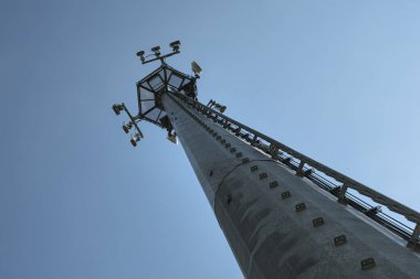 Cep telefonu antenli bir metal pilonun alt görünümü