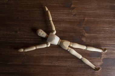 Rahatlama içinde yatan tahta bir manken.