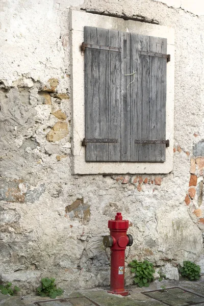 Hidrante Fogo Vermelho Borda Uma Rua Velha — Fotografia de Stock