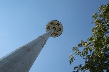 Aşağıdan görünen metal sokak aydınlatma direği