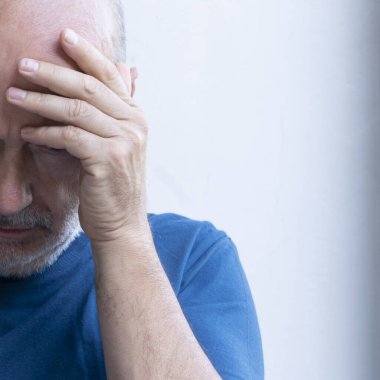 Düşünceli olma jesti yapan bir adam.