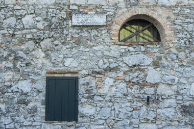 Strassoldo, İtalya. 11 Eylül 2020. Strassoldo 'nun ortaçağ kırsal köyündeki evler.