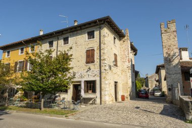 Strassoldo, İtalya. 11 Eylül 2020. Ortaçağ kırsal kesimi Strassoldo 'daki evlerin panoramik manzarası.